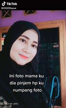 Seorang Ibu Selfi di Depan Rumah