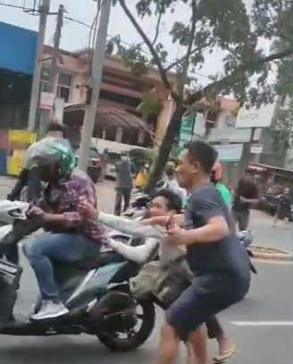 Warga ikut kejar debt collector Warga ikut kejar debt collector