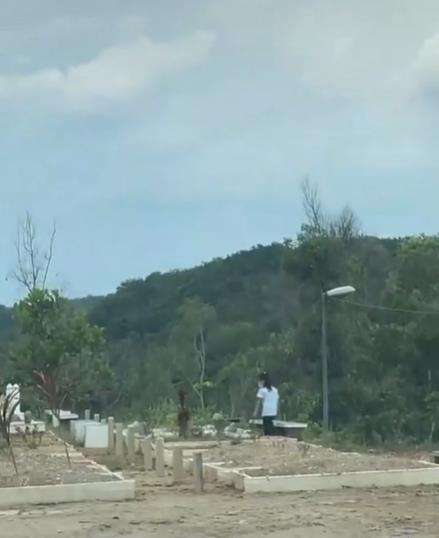 Cucu kesayangan lepas rindu di pusara kakeknya.