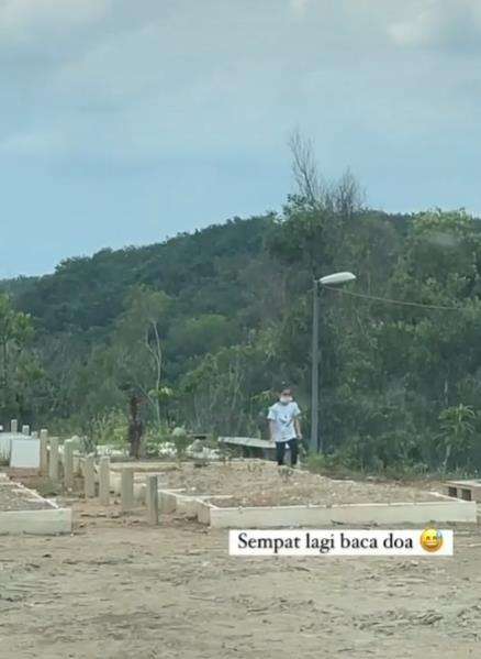 Cucu kesayangan lepas rindu di pusara kakeknya.