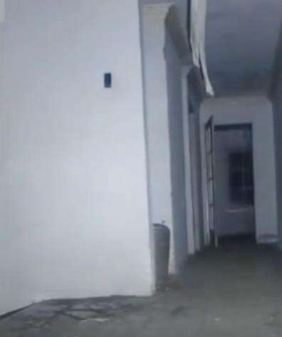 Penampakan makhluk hitam berambut panjang di rumah kosong.