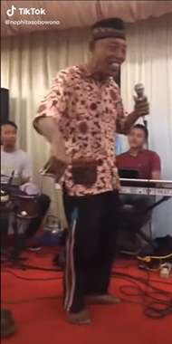 Seorang Kakek Bernyanyi di Panggung