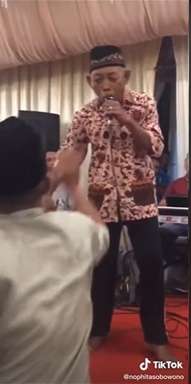 Microphone Masuk ke Mulut