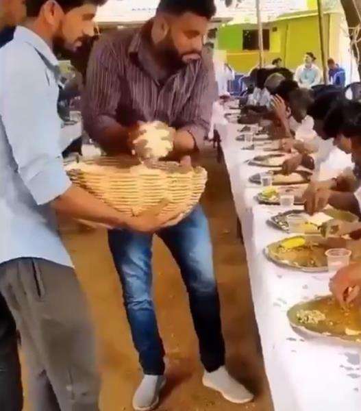 Bagi-bagi nasi ke tamu kayak kasih makan ayam.