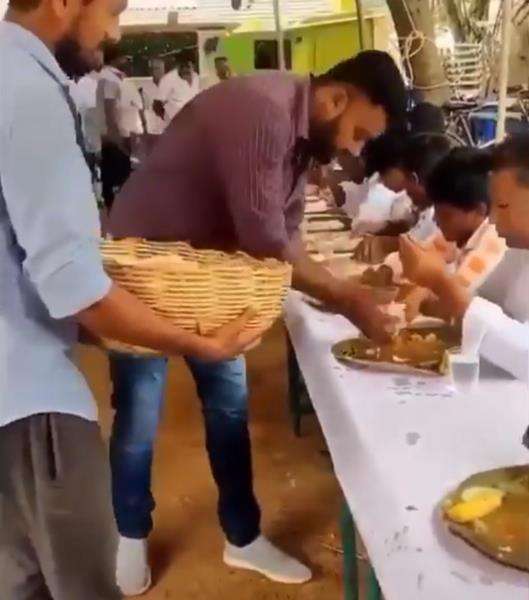 Bagi-bagi nasi ke tamu kayak kasih makan ayam.
