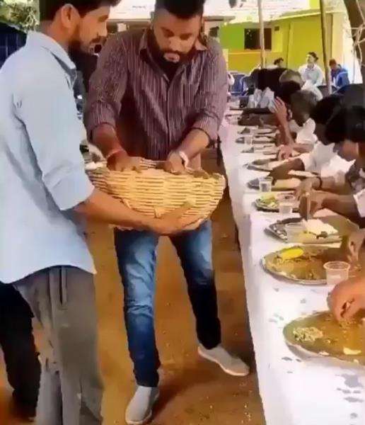 Bagi-bagi nasi ke tamu kayak kasih makan ayam.