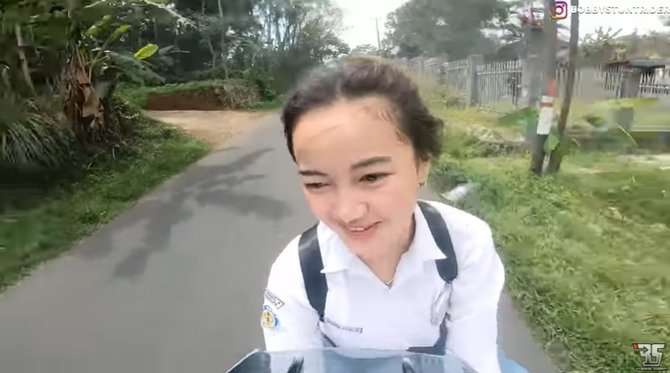 Gadis SMA cantik