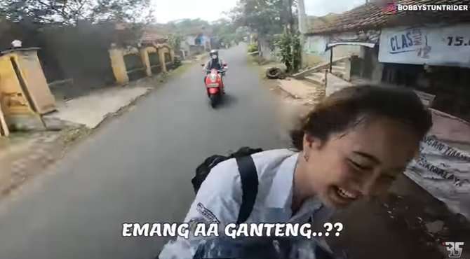 Gadis SMA cantik