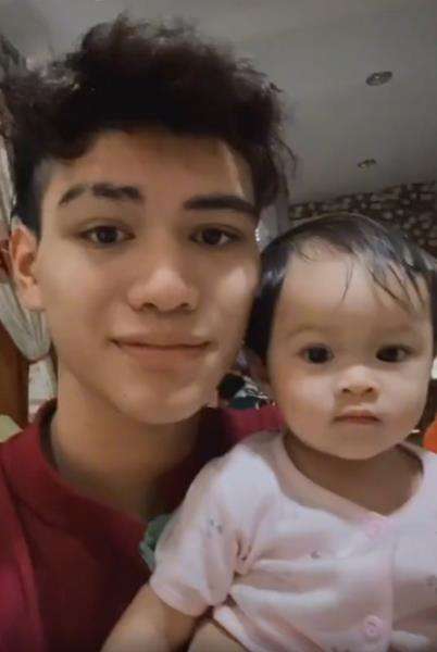 Kisah duda muda jadi single parents untuk putrinya yang balita.