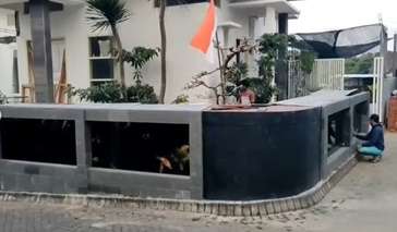 Pagar Rumah dari Kolam Ikan Koi