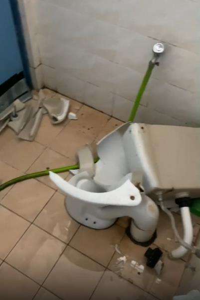 Syok dan takut, toilet duduk pecah saat mau BAB.