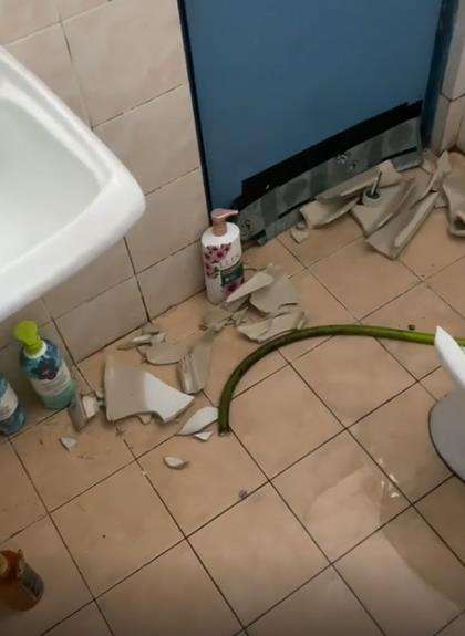 Syok dan takut, toilet duduk pecah saat mau BAB.