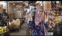 Seorang Wanita Joget di Pasar
