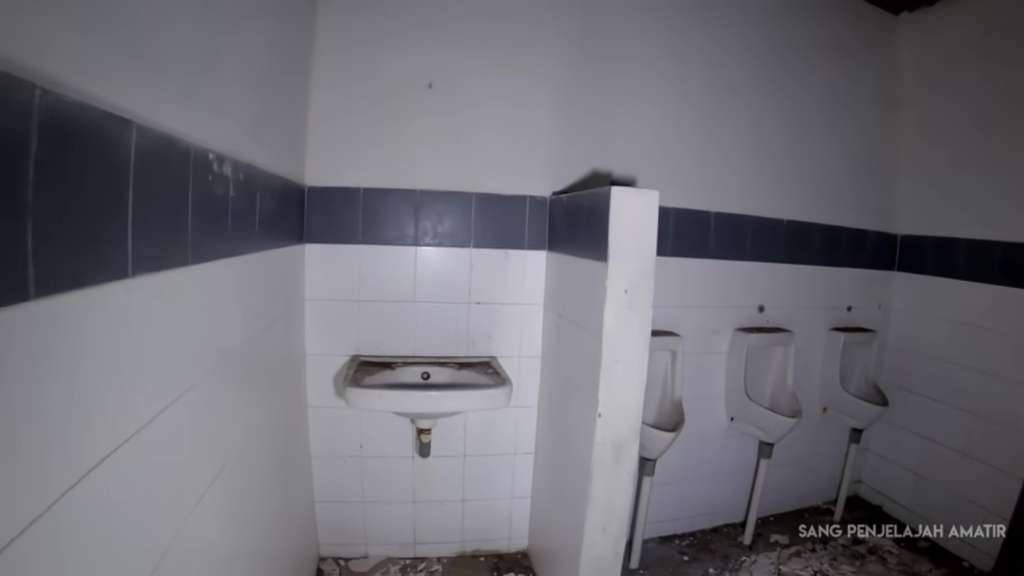 Vila terlantar di kaki Gunung Salak Vila terlantar di kaki Gunung Salak