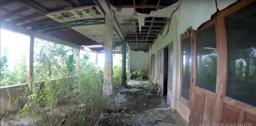 Vila terbengkalai di kaki Gunung Salak Vila terbengkalai di kaki Gunung Salak