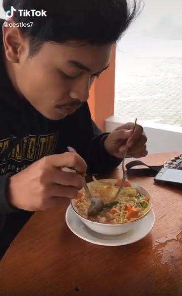 Viral pria seruput mie panas keluar asap tebal.