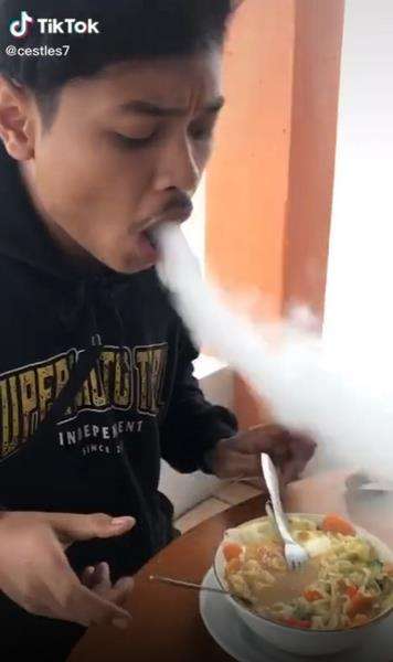 Viral pria seruput mie panas keluar asap tebal.