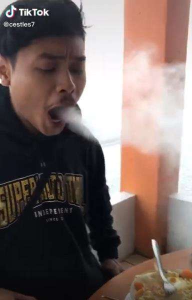 Viral pria seruput mie panas keluar asap tebal.
