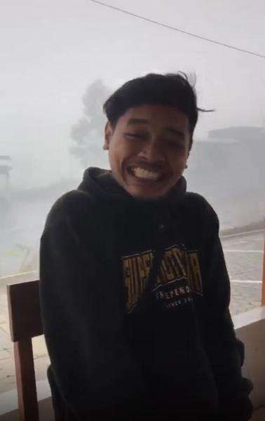Viral pria seruput mie panas keluar asap tebal.