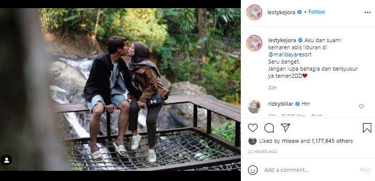 Lesty Kejora dan Rizky Billar pamer kemesraan di tempat wisata.