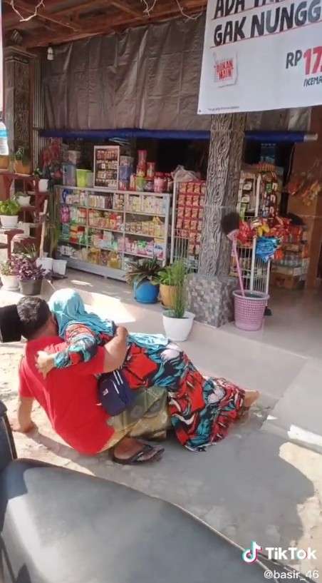 Suami isengin istri
