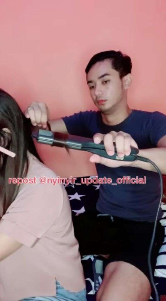 Pria Menata Rambut Pasangannya