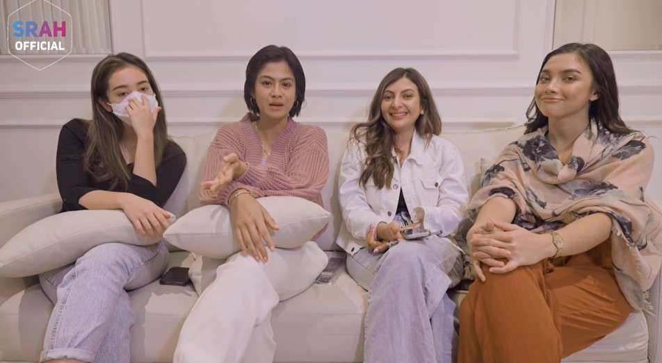 Hana Saraswati bersma ketiga sahabatnya