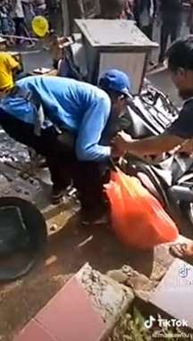 Orang-orang Berdatangan Menolong