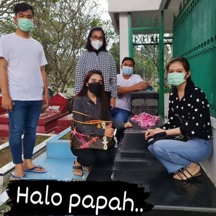 Selvi Ananda Ziarah ke Makam Ayah