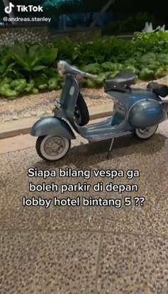 Vespa Parkir di Depan Lobby Hotel