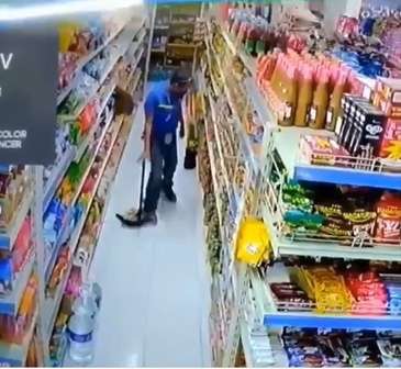 Seorang Bapak Kebingungan Mencari Sapunya