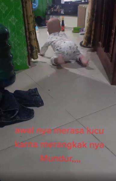 Bayi merangkak tapi malah mundur bikin ibunya merinding.