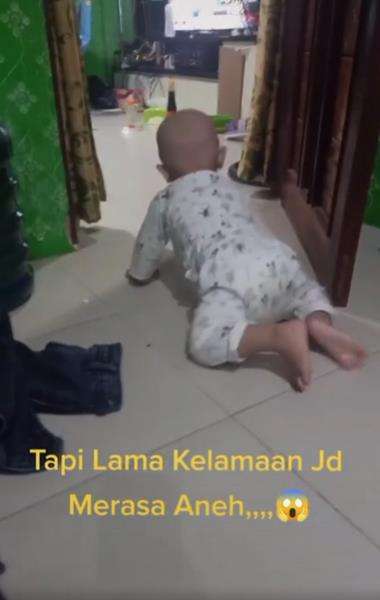 Bayi merangkak tapi malah mundur bikin ibunya merinding.