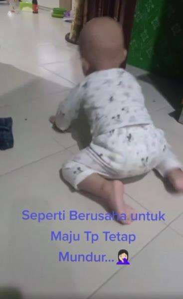 Bayi merangkak tapi malah mundur bikin ibunya merinding.