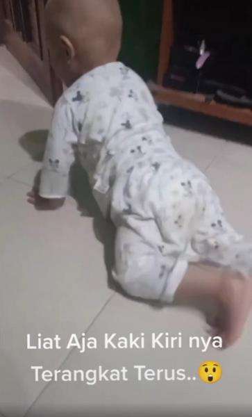 Bayi merangkak tapi malah mundur bikin ibunya merinding.