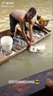 Seorang Bapak Memancing di Atas Perahu