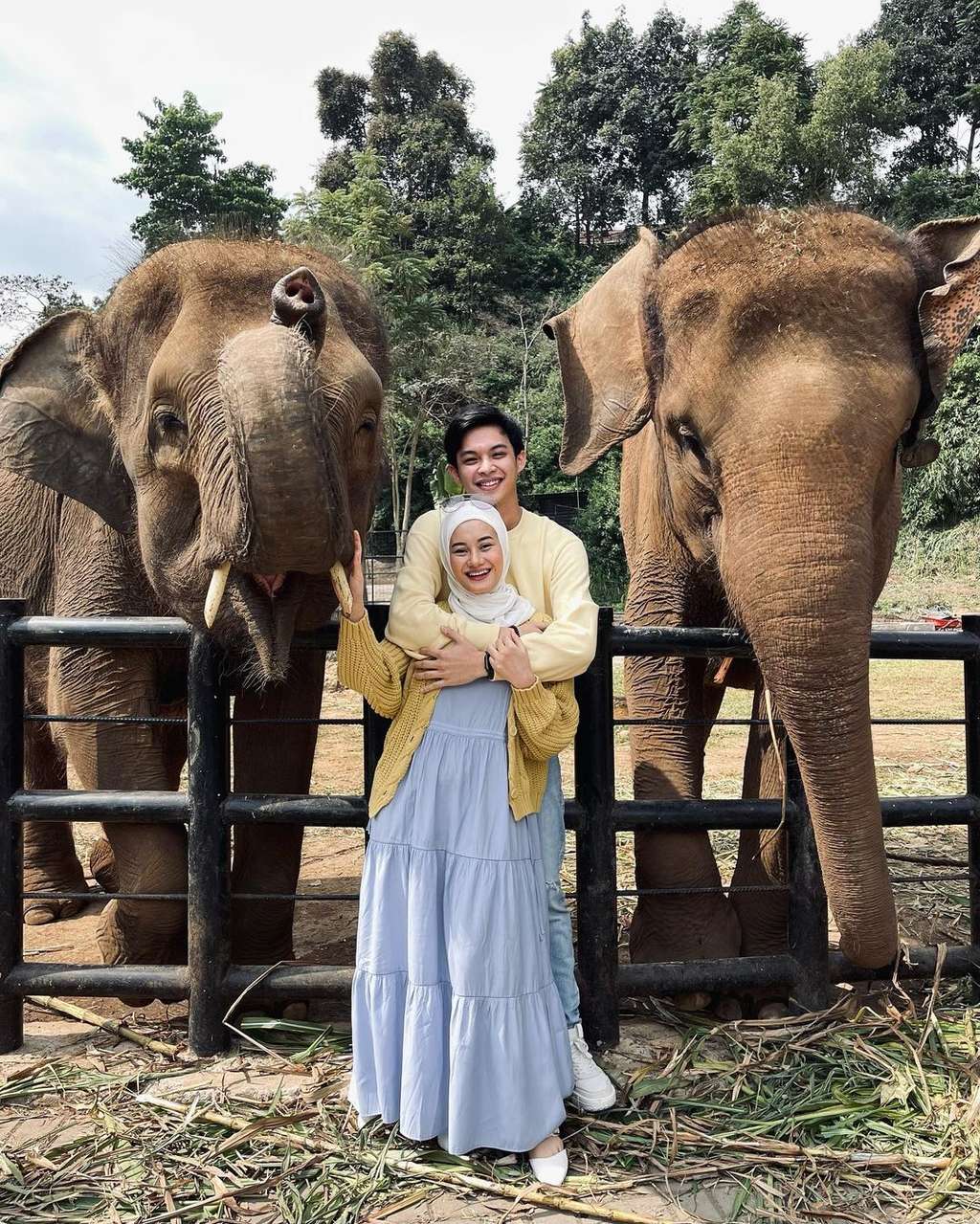 Dinda dan Rey Mbayang suaminya
