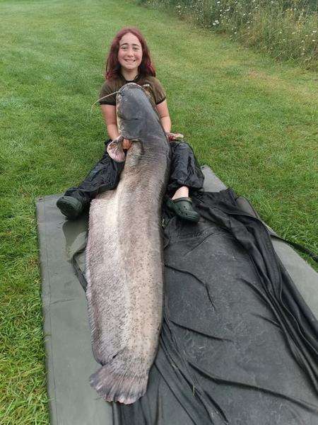 Gadis remaja tangkap ikan lele raksasa.