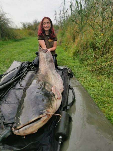 Gadis remaja tangkap ikan lele raksasa.