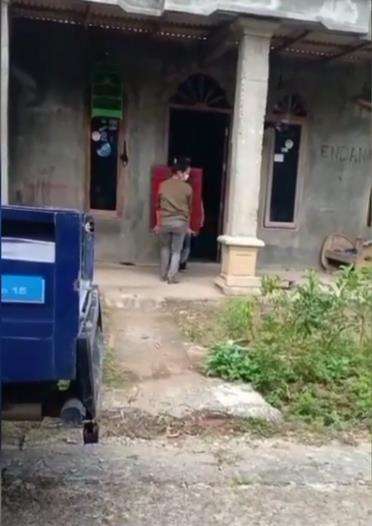 Tante-tante ambil kembali barang yang sudah diberikan ke berondongnya.