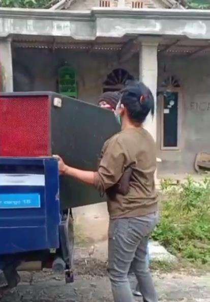 Tante-tante ambil kembali barang yang sudah diberikan ke berondongnya.