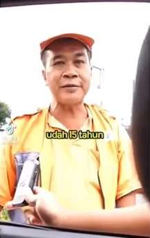 Bapak Tukang Parkir Sudah Bekerja Selama 15 Tahun