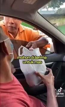 Memberikan Satu Plastik Makanan