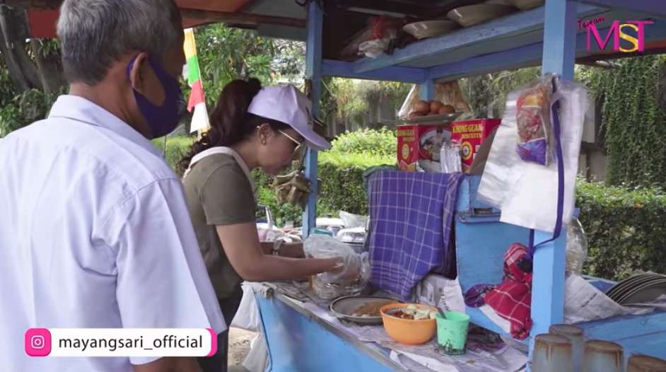 Mayangsari makan di warung kaki lima