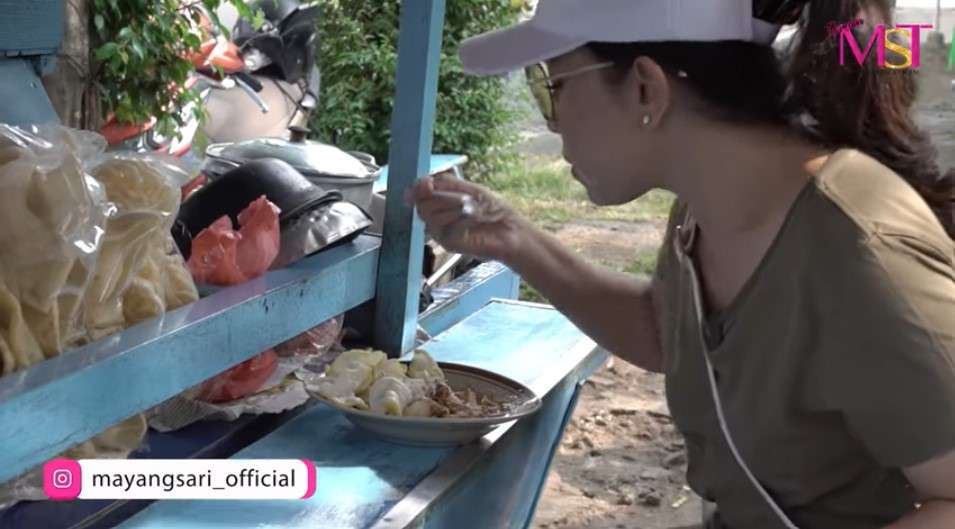 Mayangsari makan di warung kaki lima
