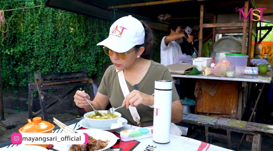 Mayangsari makan di warung kaki lima