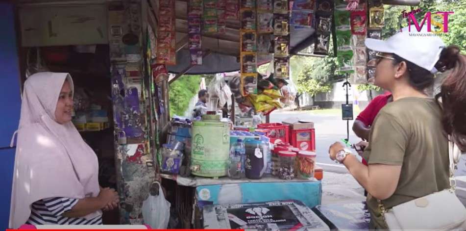 Mayangsari makan di warung kaki lima