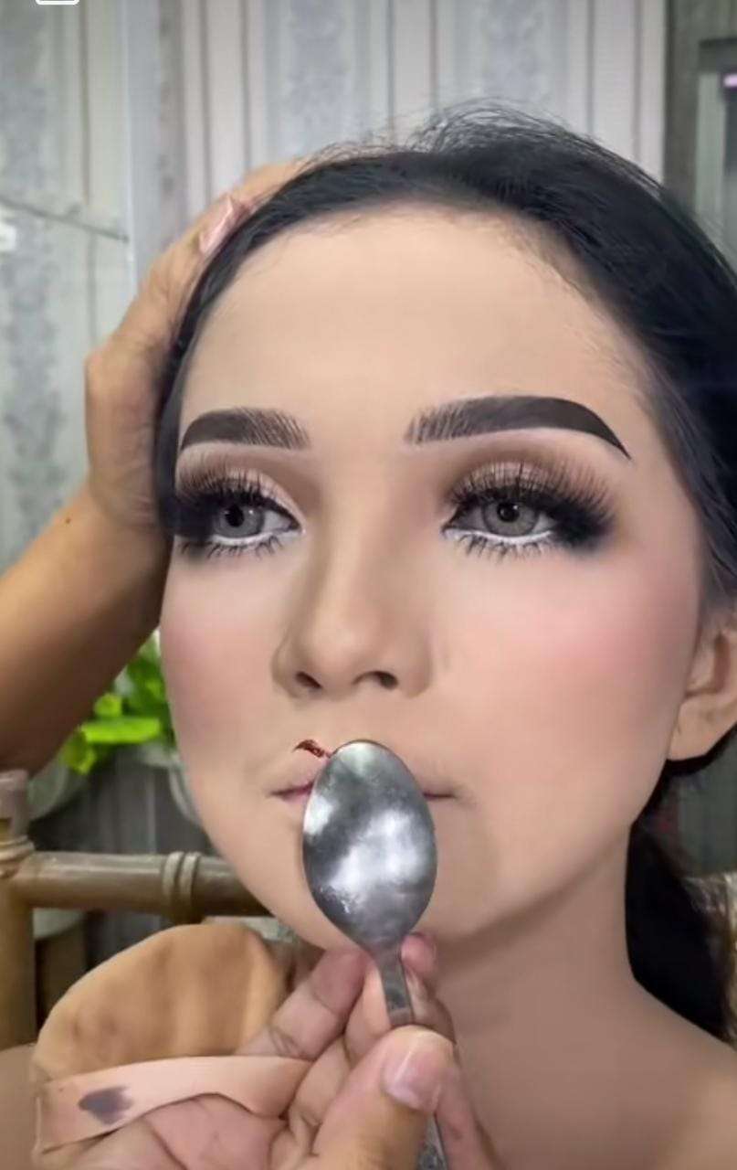 Mengaplikasikan Lipstik dengan Sendok