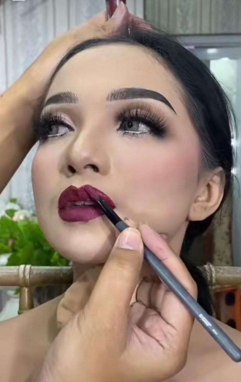 Mengaplikasikan Lipstik