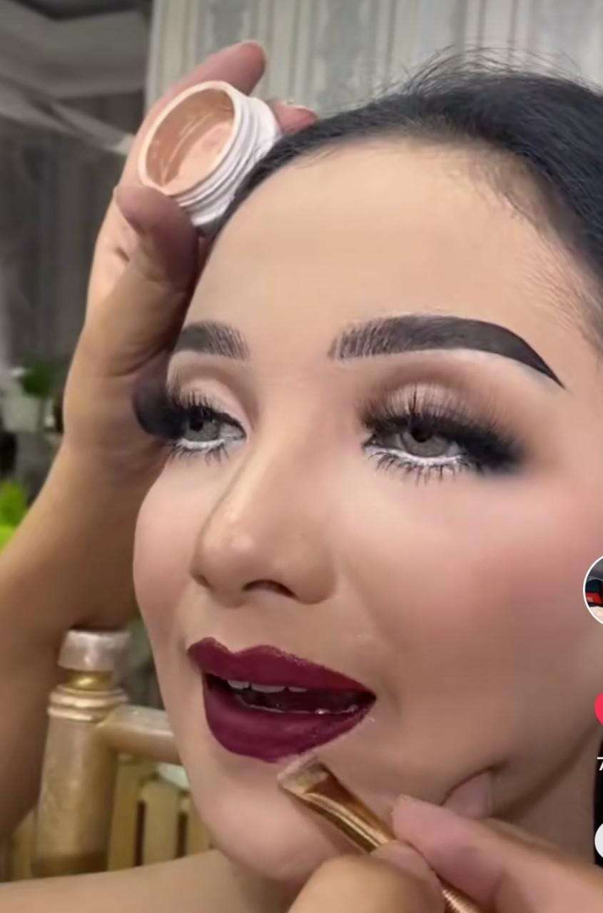 Mengaplikasikan Concealer di Sekitar Bibir
